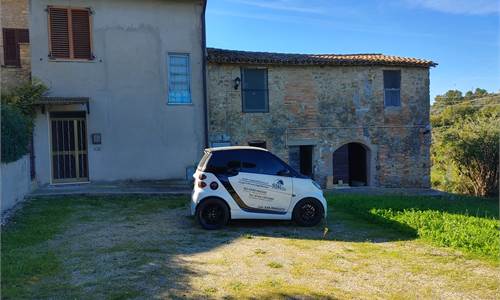 Porzione di fabbricato con giardino e terreno