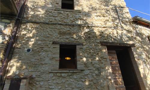 Porzione di Casa In Vendita a Arrone