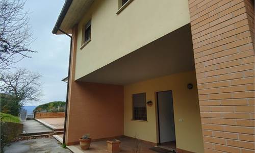 VILLA A SCHIERA CON GIARDINO