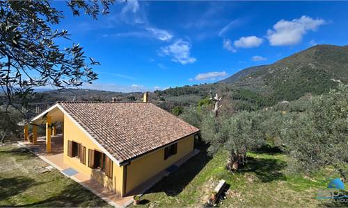 VILLA PANORAMICA TRA GLI ULIVI A TERNI