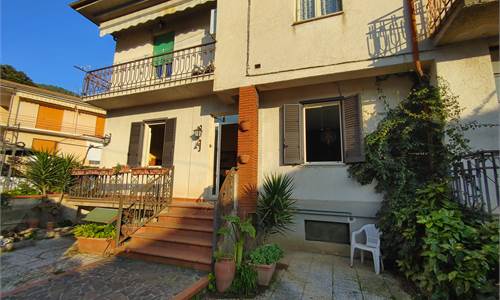 Appartamento con giardino privato e terreno 