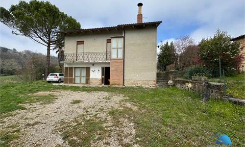 CASA SINGOLA NEL COMUNE DI TODI (PG)