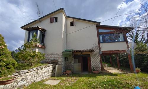 CASA SINGOLA IMMERSA NEL VERDE