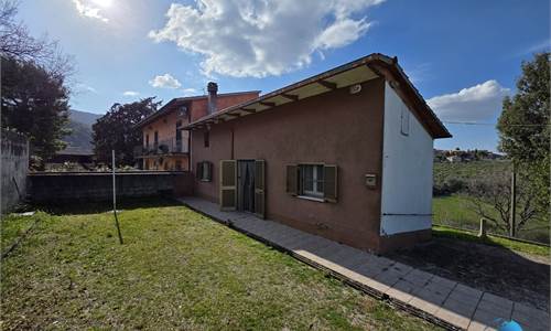 CASA SINGOLA CON GIARDINO