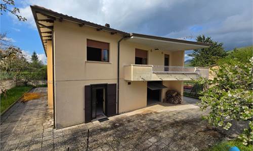 Villa singola con giardino privato e terrazzo 