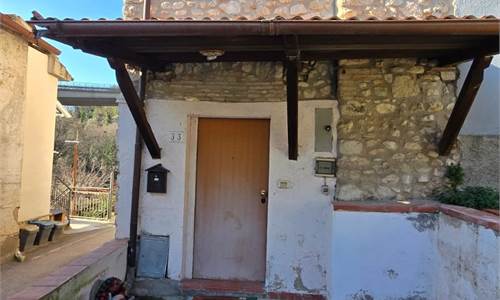 RUSTICO CON TERRAZZO A TOANO