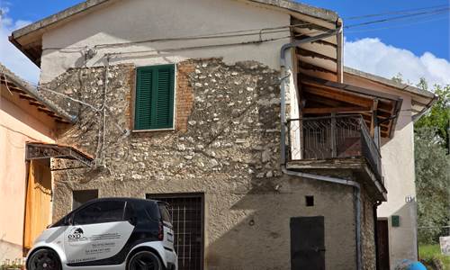GRAZIOSA ABITAZIONE CON GIARDINO PRIVATO IN VALNERINA