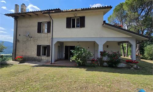 Villa indipendente con giardino e terreno 