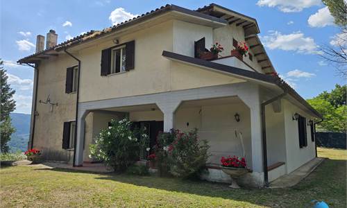 Villa indipendente con giardino e terreno 