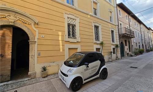 Appartamento con garage e corte